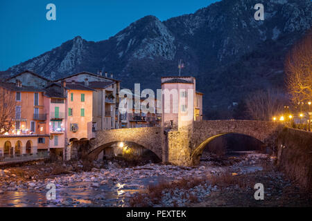 13. Jahrhundert historische Mautbrücke über Bevera Fluss in der Dämmerung in Sospel, Alpes-Maritimes, Frankreich Stockfoto
