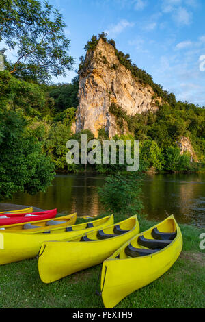 Am späten Nachmittag Sonne auf einer malerischen Landschaft am Fluss Dordogne in der Nouvelle-Aquitaine Region in Frankreich Stockfoto