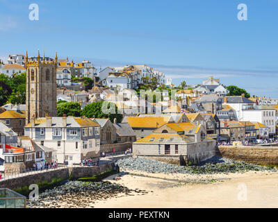 St. Ives, ENGLAND - Juni 19: St La's Kirche unter Stadt und Strand St Ives in Cornwall. In St. Ives, England. Juni 2018 19. Stockfoto