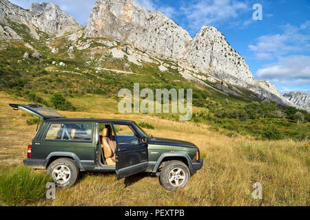 Jeep Cherokee sport, 4x4 fahren, Outdoor Living Stockfoto