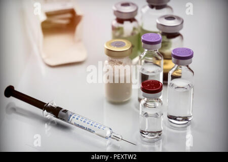 Medizin in Durchstechflaschen, bereit für den Impfstoff Einspritzanlage Stockfoto