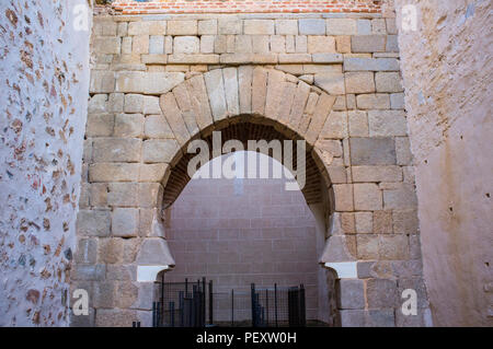 Shoehorse Bogen der Puerta del Alpendiz, Alcazaba von Badajoz, alten maurischen Zitadelle, Extremadura, Spanien. Alpendiz Tür Stockfoto