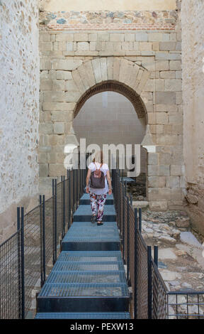 Besucher zu Fuß in Richtung shoehorse Arch der Alcazaba von Badajoz, einer alten maurischen Zitadelle, Extremadura, Spanien. Alpendiz Tür Stockfoto