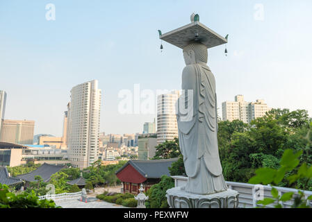 Große Buddha Statue am Bongeunsa Tempel in Seoul, Südkorea Stockfoto