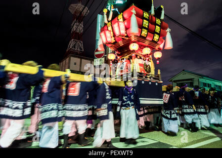 Kyoto, Japan: Die Shintoisten japanischen Jugend feiern das Matsuri-Festival und tragen das senzairaku auf der Schulter Stockfoto