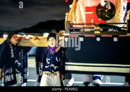 Kyoto, Japan: Die Shintoisten japanischen Jugend feiern das Matsuri-Festival und tragen das senzairaku auf der Schulter Stockfoto