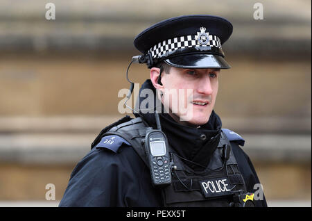 Bild â ¬Â© Lizenziert für i-Bilder Bildagentur. 01/02/2018. London, Vereinigtes Königreich. Polizei Helm Kamera. Ein britischer Polizeioffizier mit Helm Kamera außerhalb von Windsor Castle. Bild von Andrew Parsons/Parsons Medien Stockfoto