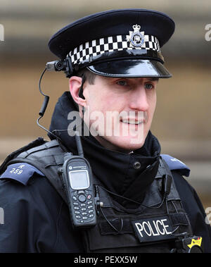 Bild â ¬Â© Lizenziert für i-Bilder Bildagentur. 01/02/2018. London, Vereinigtes Königreich. Polizei Helm Kamera. Ein britischer Polizeioffizier mit Helm Kamera außerhalb von Windsor Castle. Bild von Andrew Parsons/Parsons Medien Stockfoto