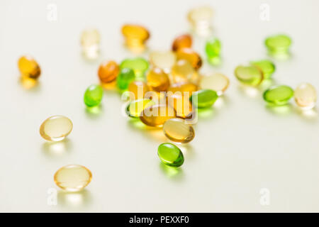 Ernährung und Vitamin Füllung in bunten Weiche Gelatine Kapsel Stockfoto