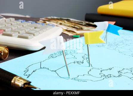 Global Business. Karte mit Flaggen und Geld. Stockfoto