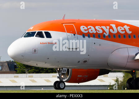 EasyJet Airbus A319 Flugzeug namens Adam Stoaling nach einem easyJet Pilot, der seine Passagiere unterhält mit seinem Sinn für Humor. Airbus A 319-111 OE-LQA Stockfoto