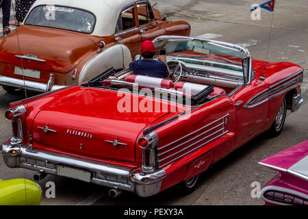 Rote Oldtimer in Havanna von oben, öffnen Sie überstieg Auto Stockfoto