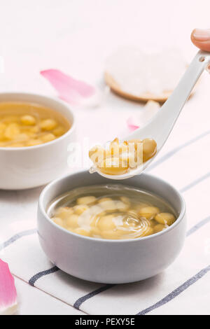 Vietnamesische Küche, süßen Lotus Samen gruel, Zutaten: lotus Bean, Kandiszucker. Dieser Vietnam Gericht zum Dessert oder Snack, sehr lecker, lecker, nutritio Stockfoto