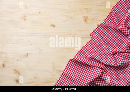 Tischdecke rot weiß auf hölzernen Hintergrund Stockfoto ...