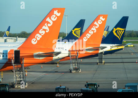 Easyjet und Ryanair Flugzeuge am Flughafen Stansted Stockfoto