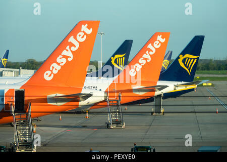 Easyjet und Ryanair Flugzeuge am Flughafen Stansted Stockfoto