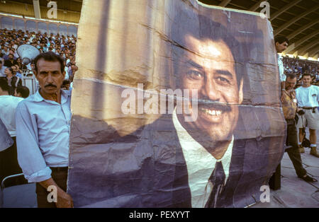 Bagdad, Irak - 11. Oktober 1995 - Im Vorfeld der Abstimmung, ein Fußball-Spiel von Uday Hussein, zwischen Iraq-Qatar in Bagdad Stadion verdoppelt als Verherrlichung von Saddam, wo Demonstrationen und Kundgebungen in den Strassen von Bagdad zur Unterstützung Saddam Husseins im Vorfeld der 15. Oktober Präsidentschaftswahlen Referendum, in dem die einzigen Kandidaten (Saddam Hussein) ist auf dem Stimmzettel gefragt "möchten Sie von Präsident Saddam Hussein, Präsident der Republik zu genehmigen? Von Irakischen finden es schwieriger zu pflegen, um einen angemessenen Lebensstandard aufgrund der strengen UN-Sanktionen während der auferlegt Stockfoto