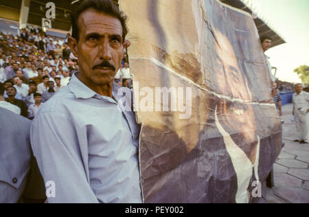 Bagdad, Irak - 11. Oktober 1995 - Im Vorfeld der Abstimmung, ein Fußball-Spiel von Uday Hussein, zwischen Iraq-Qatar in Bagdad Stadion verdoppelt als Verherrlichung von Saddam, wo Demonstrationen und Kundgebungen in den Strassen von Bagdad zur Unterstützung Saddam Husseins im Vorfeld der 15. Oktober Präsidentschaftswahlen Referendum, in dem die einzigen Kandidaten (Saddam Hussein) ist auf dem Stimmzettel gefragt "möchten Sie von Präsident Saddam Hussein, Präsident der Republik zu genehmigen? Von Irakischen finden es schwieriger zu pflegen, um einen angemessenen Lebensstandard aufgrund der strengen UN-Sanktionen während der auferlegt Stockfoto