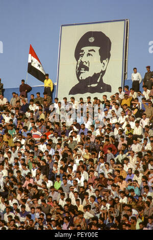 Bagdad, Irak - 11. Oktober 1995 - Im Vorfeld der Abstimmung, ein Fußball-Spiel von Uday Hussein, zwischen Iraq-Qatar in Bagdad Stadion verdoppelt als Verherrlichung von Saddam, wo Demonstrationen und Kundgebungen in den Strassen von Bagdad zur Unterstützung Saddam Husseins im Vorfeld der 15. Oktober Präsidentschaftswahlen Referendum, in dem die einzigen Kandidaten (Saddam Hussein) ist auf dem Stimmzettel gefragt "möchten Sie von Präsident Saddam Hussein, Präsident der Republik zu genehmigen? Von Irakischen finden es schwieriger zu pflegen, um einen angemessenen Lebensstandard aufgrund der strengen UN-Sanktionen während der auferlegt Stockfoto