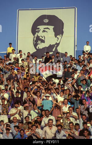 Bagdad, Irak - 11. Oktober 1995 - Im Vorfeld der Abstimmung, ein Fußball-Spiel von Uday Hussein, zwischen Iraq-Qatar in Bagdad Stadion verdoppelt als Verherrlichung von Saddam, wo Demonstrationen und Kundgebungen in den Strassen von Bagdad zur Unterstützung Saddam Husseins im Vorfeld der 15. Oktober Präsidentschaftswahlen Referendum, in dem die einzigen Kandidaten (Saddam Hussein) ist auf dem Stimmzettel gefragt "möchten Sie von Präsident Saddam Hussein, Präsident der Republik zu genehmigen? Von Irakischen finden es schwieriger zu pflegen, um einen angemessenen Lebensstandard aufgrund der strengen UN-Sanktionen während der auferlegt Stockfoto