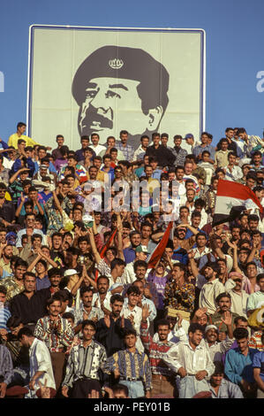 Bagdad, Irak - 11. Oktober 1995 - Im Vorfeld der Abstimmung, ein Fußball-Spiel von Uday Hussein, zwischen Iraq-Qatar in Bagdad Stadion verdoppelt als Verherrlichung von Saddam, wo Demonstrationen und Kundgebungen in den Strassen von Bagdad zur Unterstützung Saddam Husseins im Vorfeld der 15. Oktober Präsidentschaftswahlen Referendum, in dem die einzigen Kandidaten (Saddam Hussein) ist auf dem Stimmzettel gefragt "möchten Sie von Präsident Saddam Hussein, Präsident der Republik zu genehmigen? Von Irakischen finden es schwieriger zu pflegen, um einen angemessenen Lebensstandard aufgrund der strengen UN-Sanktionen während der auferlegt Stockfoto