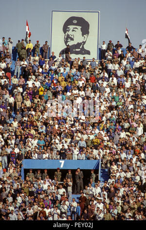 Bagdad, Irak - 11. Oktober 1995 - Im Vorfeld der Abstimmung, ein Fußball-Spiel von Uday Hussein, zwischen Iraq-Qatar in Bagdad Stadion verdoppelt als Verherrlichung von Saddam, wo Demonstrationen und Kundgebungen in den Strassen von Bagdad zur Unterstützung Saddam Husseins im Vorfeld der 15. Oktober Präsidentschaftswahlen Referendum, in dem die einzigen Kandidaten (Saddam Hussein) ist auf dem Stimmzettel gefragt "möchten Sie von Präsident Saddam Hussein, Präsident der Republik zu genehmigen? Von Irakischen finden es schwieriger zu pflegen, um einen angemessenen Lebensstandard aufgrund der strengen UN-Sanktionen während der auferlegt Stockfoto