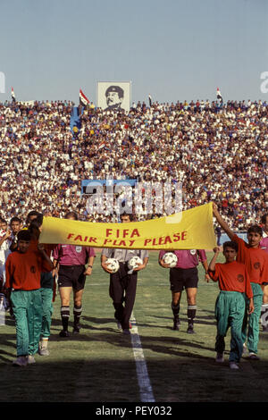 Bagdad, Irak - 11. Oktober 1995 - Im Vorfeld der Abstimmung, ein Fußball-Spiel von Uday Hussein, zwischen Iraq-Qatar in Bagdad Stadion verdoppelt als Verherrlichung von Saddam, wo Demonstrationen und Kundgebungen in den Strassen von Bagdad zur Unterstützung Saddam Husseins im Vorfeld der 15. Oktober Präsidentschaftswahlen Referendum, in dem die einzigen Kandidaten (Saddam Hussein) ist auf dem Stimmzettel gefragt "möchten Sie von Präsident Saddam Hussein, Präsident der Republik zu genehmigen? Von Irakischen finden es schwieriger zu pflegen, um einen angemessenen Lebensstandard aufgrund der strengen UN-Sanktionen während der auferlegt Stockfoto