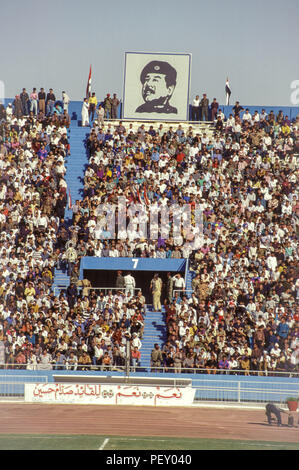 Bagdad, Irak - 11. Oktober 1995 - Im Vorfeld der Abstimmung, ein Fußball-Spiel von Uday Hussein, zwischen Iraq-Qatar in Bagdad Stadion verdoppelt als Verherrlichung von Saddam, wo Demonstrationen und Kundgebungen in den Strassen von Bagdad zur Unterstützung Saddam Husseins im Vorfeld der 15. Oktober Präsidentschaftswahlen Referendum, in dem die einzigen Kandidaten (Saddam Hussein) ist auf dem Stimmzettel gefragt "möchten Sie von Präsident Saddam Hussein, Präsident der Republik zu genehmigen? Von Irakischen finden es schwieriger zu pflegen, um einen angemessenen Lebensstandard aufgrund der strengen UN-Sanktionen während der auferlegt Stockfoto