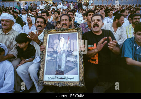 Bagdad, Irak - 11. Oktober 1995 - Im Vorfeld der Abstimmung, ein Fußball-Spiel von Uday Hussein, zwischen Iraq-Qatar in Bagdad Stadion verdoppelt als Verherrlichung von Saddam, wo Demonstrationen und Kundgebungen in den Strassen von Bagdad zur Unterstützung Saddam Husseins im Vorfeld der 15. Oktober Präsidentschaftswahlen Referendum, in dem die einzigen Kandidaten (Saddam Hussein) ist auf dem Stimmzettel gefragt "möchten Sie von Präsident Saddam Hussein, Präsident der Republik zu genehmigen? Von Irakischen finden es schwieriger zu pflegen, um einen angemessenen Lebensstandard aufgrund der strengen UN-Sanktionen während der auferlegt Stockfoto