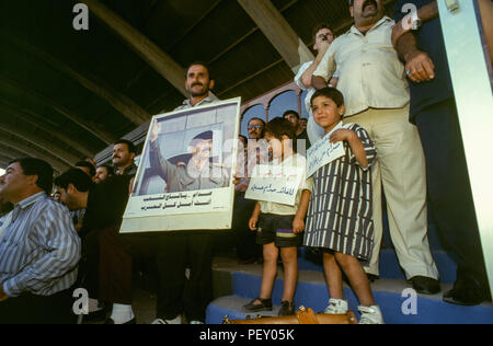 Bagdad, Irak - 11. Oktober 1995 - Im Vorfeld der Abstimmung, ein Fußball-Spiel von Uday Hussein, zwischen Iraq-Qatar in Bagdad Stadion verdoppelt als Verherrlichung von Saddam, wo Demonstrationen und Kundgebungen in den Strassen von Bagdad zur Unterstützung Saddam Husseins im Vorfeld der 15. Oktober Präsidentschaftswahlen Referendum, in dem die einzigen Kandidaten (Saddam Hussein) ist auf dem Stimmzettel gefragt "möchten Sie von Präsident Saddam Hussein, Präsident der Republik zu genehmigen? Von Irakischen finden es schwieriger zu pflegen, um einen angemessenen Lebensstandard aufgrund der strengen UN-Sanktionen während der auferlegt Stockfoto