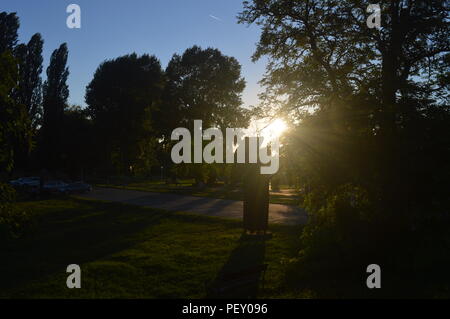 Teius Park in Karansebesch bei Sonnenuntergang Stockfoto