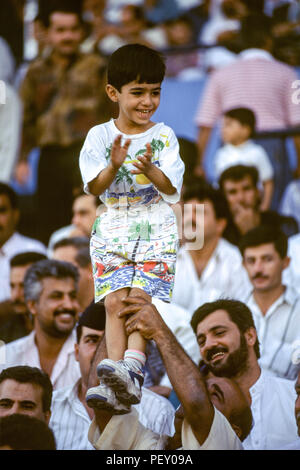 Bagdad, Irak - 11. Oktober 1995 - Im Vorfeld der Abstimmung, ein Fußball-Spiel von Uday Hussein, zwischen Iraq-Qatar in Bagdad Stadion verdoppelt als Verherrlichung von Saddam, wo Demonstrationen und Kundgebungen in den Strassen von Bagdad zur Unterstützung Saddam Husseins im Vorfeld der 15. Oktober Präsidentschaftswahlen Referendum, in dem die einzigen Kandidaten (Saddam Hussein) ist auf dem Stimmzettel gefragt "möchten Sie von Präsident Saddam Hussein, Präsident der Republik zu genehmigen? Von Irakischen finden es schwieriger zu pflegen, um einen angemessenen Lebensstandard aufgrund der strengen UN-Sanktionen während der auferlegt Stockfoto