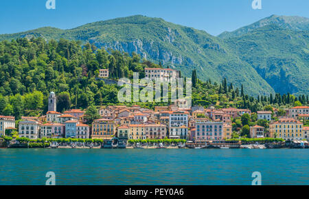 Bellagio waterfront als von der Fähre aus gesehen, Comer See, Lombardei, Italien. Stockfoto