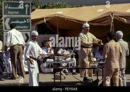 Bagdad, Irak - 11. Oktober 1995 - Im Vorfeld der Abstimmung, ein Fußball-Spiel von Uday Hussein, zwischen Iraq-Qatar in Bagdad Stadion verdoppelt als Verherrlichung von Saddam, wo Demonstrationen und Kundgebungen in den Strassen von Bagdad zur Unterstützung Saddam Husseins im Vorfeld der 15. Oktober Präsidentschaftswahlen Referendum, in dem die einzigen Kandidaten (Saddam Hussein) ist auf dem Stimmzettel gefragt "möchten Sie von Präsident Saddam Hussein, Präsident der Republik zu genehmigen? Von Irakischen finden es schwieriger zu pflegen, um einen angemessenen Lebensstandard aufgrund der strengen UN-Sanktionen während der auferlegt Stockfoto