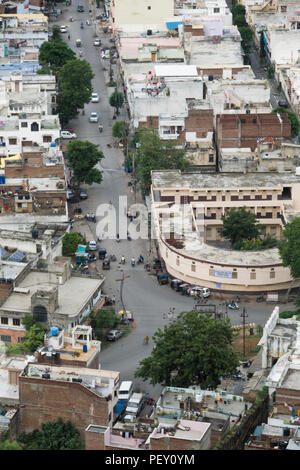 Hohe Betrachtungswinkel von Verkehr und Gebäuden in Udaipur, Rajasthan, Indien Stockfoto