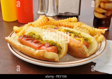 Eine Platte der Hot Dogs mit Geschmack und Pommes Frites Stockfoto