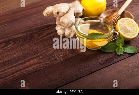Ingwer Tee mit Zitrone und Honig Minze auf Holz- Hintergrund Stockfoto