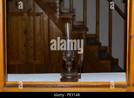 Retro gas Lampe Licht in Holz auf Holz alte Treppen Hintergrund Stockfoto