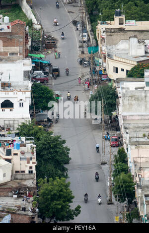 Hohe Betrachtungswinkel von Verkehr und Gebäuden in Udaipur, Rajasthan, Indien Stockfoto