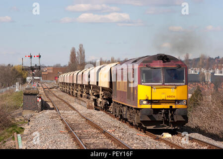 Eine Klasse 60 diesel Lok40111 Arbeiten einen Zug von Stein Schüttgutwagen Ansätze Süden Greenford in West London. Stockfoto