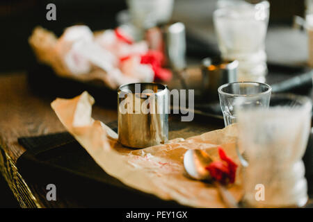 Dreckig leer Kaffee Tasse, Teller, Schalen und Reste der Kekse auf dem Tisch im Café. Zeit nach dem Frühstück. Stockfoto