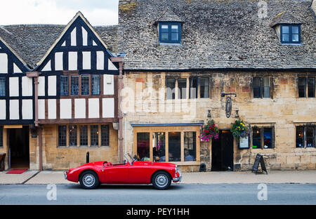 Chipping Campden, Großbritannien - 8 August 2018: Chipping Campden ist eine kleine Marktstadt im Cotswold District von Gloucestershire, England. Stockfoto