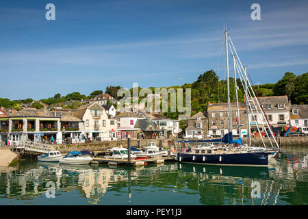 England, Cornwall Padstow, The Strand und Hügel Häuser aus dem Inneren Hafen Stockfoto