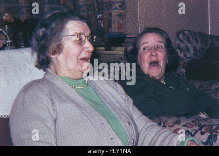 Zwei alte Frauen miteinander lachen. Bild 60s/70s Stockfoto