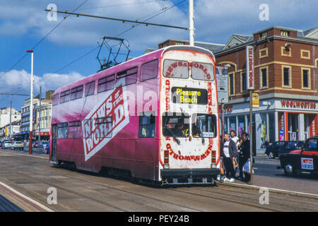 Blackpool Tram Nr. 761 mit der "Nachrichten der Lackierung der Welt" mit einem Woolworths Store im Hintergrund (beide jetzt Verstorbenen) Bild am 19/04/2003 Stockfoto
