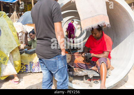 Das Leben in der Leitung, Dhaka Stockfoto