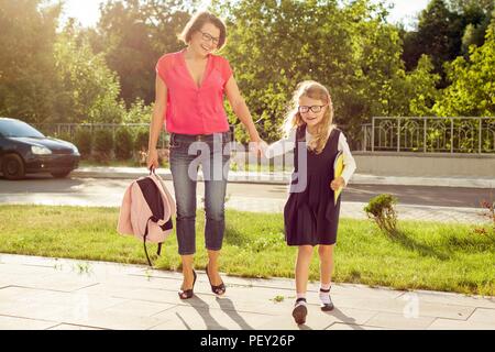 Mutter und Tochter student zu Fuß zur Schule. Zurück zur Schule Stockfoto