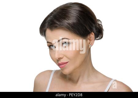 Close-up isoliert erwachsenen Frau ernst in die Kamera schaut. Weißer Hintergrund, Frau mittleren Alters, beauty portrait, kopieren Raum Stockfoto