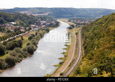 Blick von der Fußgängerbrücke über die Weser, Beverungen, Weserbergland, Nordrhein-Westfalen, Deutschland, Europa Stockfoto