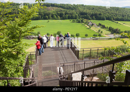 Blick von der Fußgängerbrücke über die Weser, Beverungen, Weserbergland, Nordrhein-Westfalen, Deutschland, Europa Stockfoto